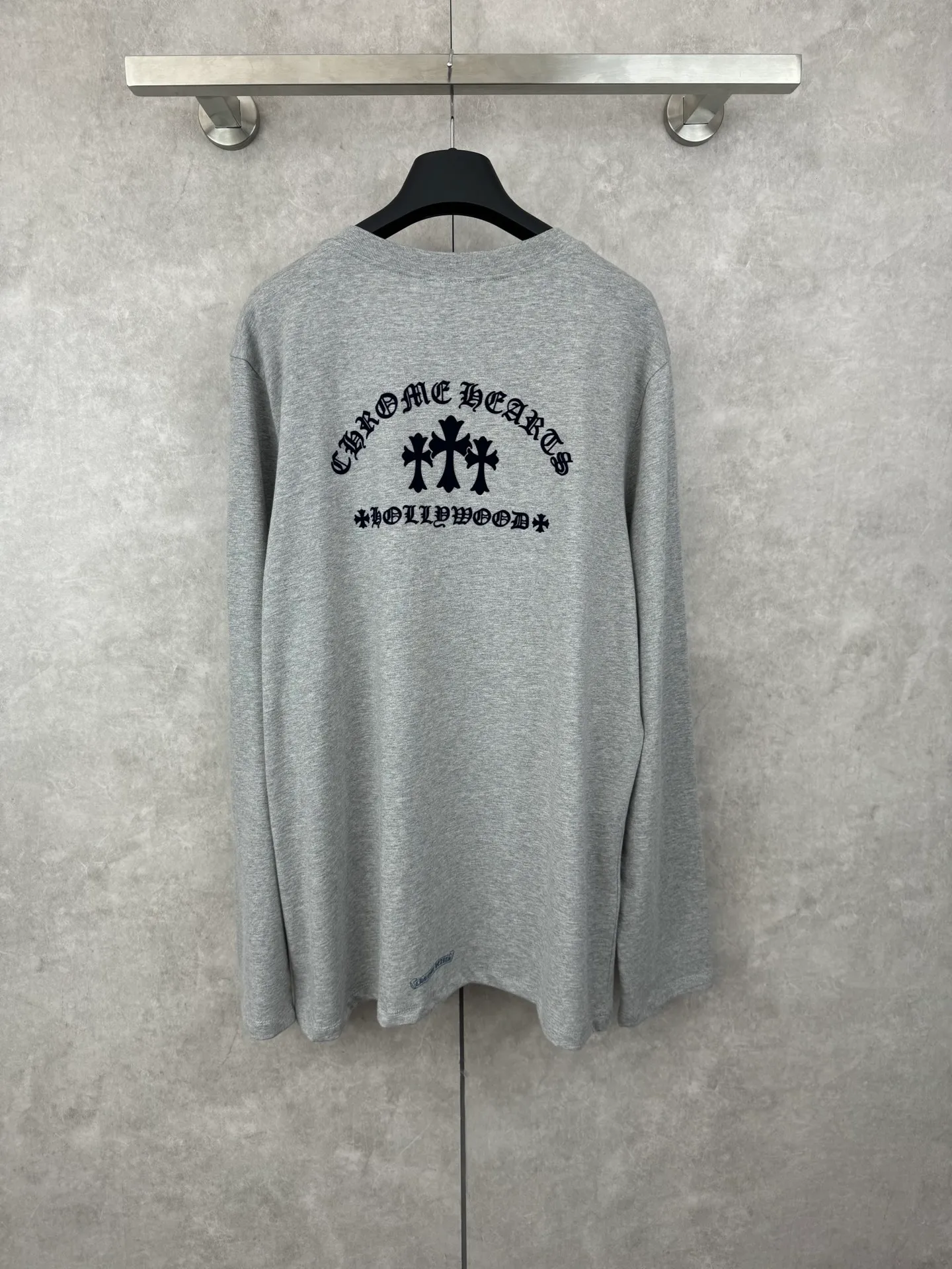P300 Chrome Hearts/Chrome Hearts CH Black flocked cross round neck long sleeves Size: S/M/L/XL Custom-woven and dyed 40-yarn fabric with a scratchy surface pattern. The ready-made garments are made of YB consistent electrostatic flocking technology. It is not an ordinary lettering mold technology. The colors are also different at different angles. Brand new collar label (not the previous leather label) and washed label.